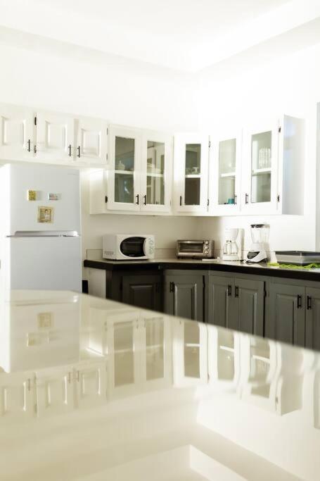 Ivy'S Cove Beach Side Condo - Luxury Villa Whitehouse Bagian luar foto